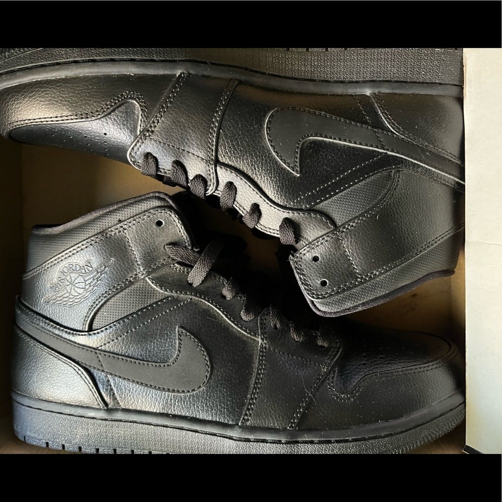 Jordan 1 mid all black DS never worn size 11